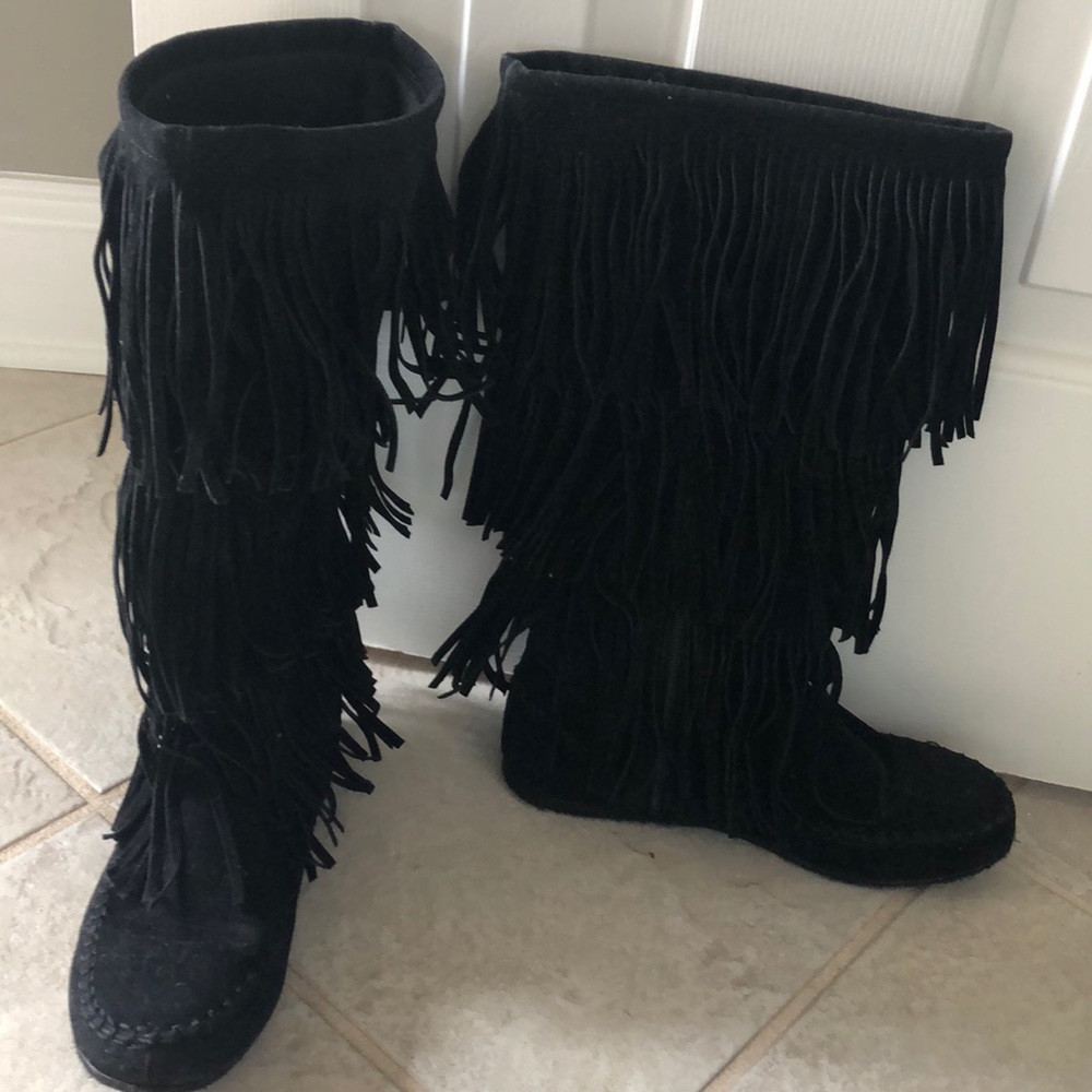Very cute fall/winter suede fringe boots!!!
